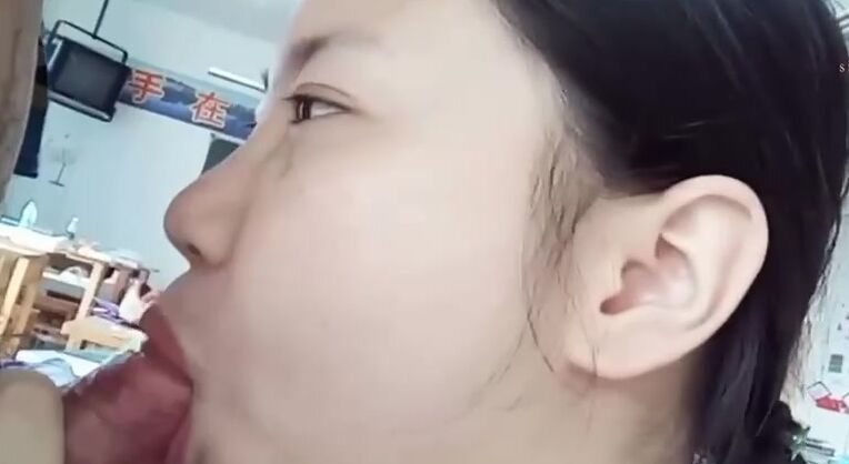 大反差女学生在教室帮男友口交