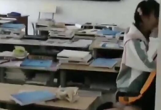 抓拍学生在教室做爱