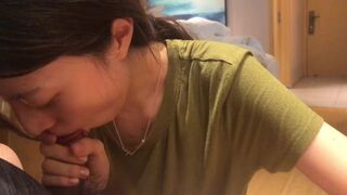 青衣美女蹲着帮男友口交
