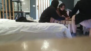 两队夫妻在酒店房间玩情趣游戏