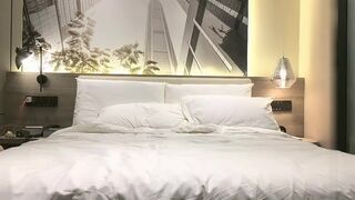 小宝寻花白色T面条妹子舌吻调情骑坐自己动床上猛操
