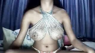 Busty Arab Webcam Show with Alluring Moves